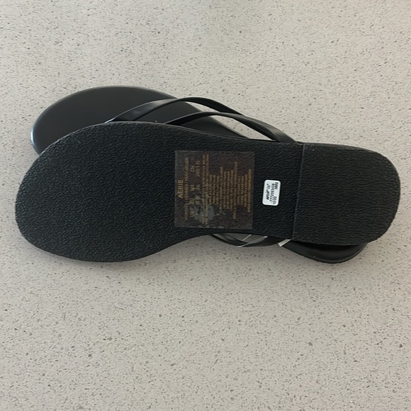 Aerie black flip flops - Picture 3 of 3